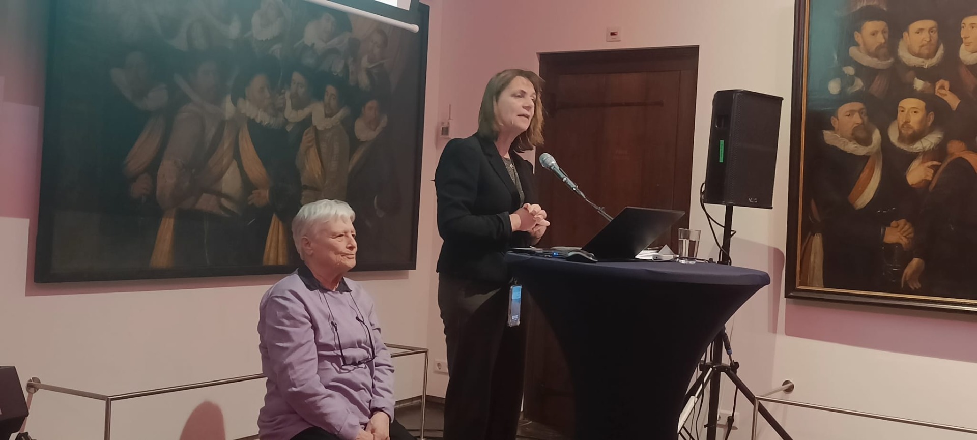 Erika de Wijs (l) en Marion Suijker